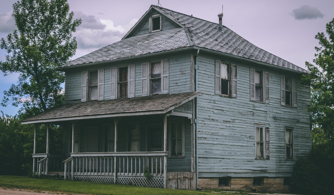 A maintained home near a vacant neighboring property in Hampton Roads that may affect buyer interest and property value.
